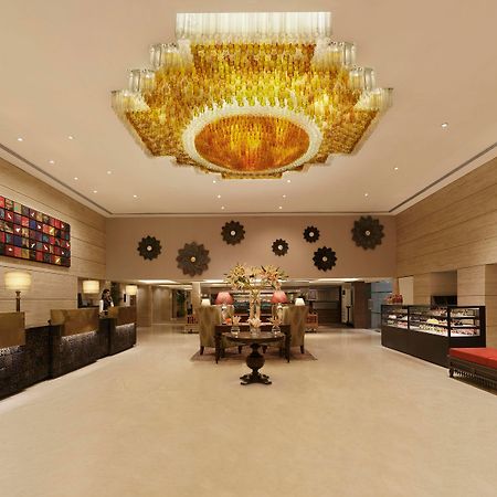Grand Mercure Vadodara Surya Palace Екстериор снимка