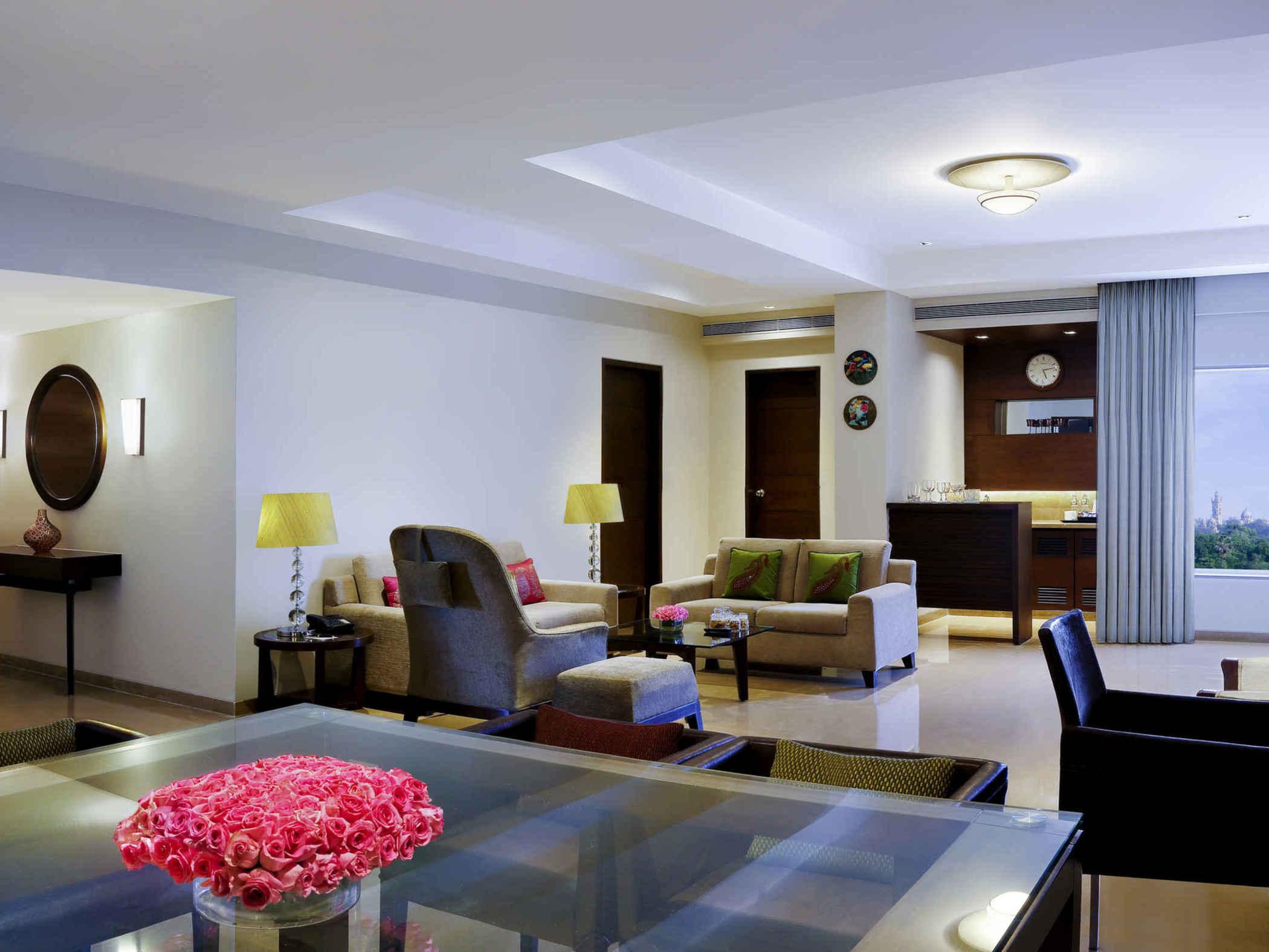 Grand Mercure Vadodara Surya Palace Екстериор снимка