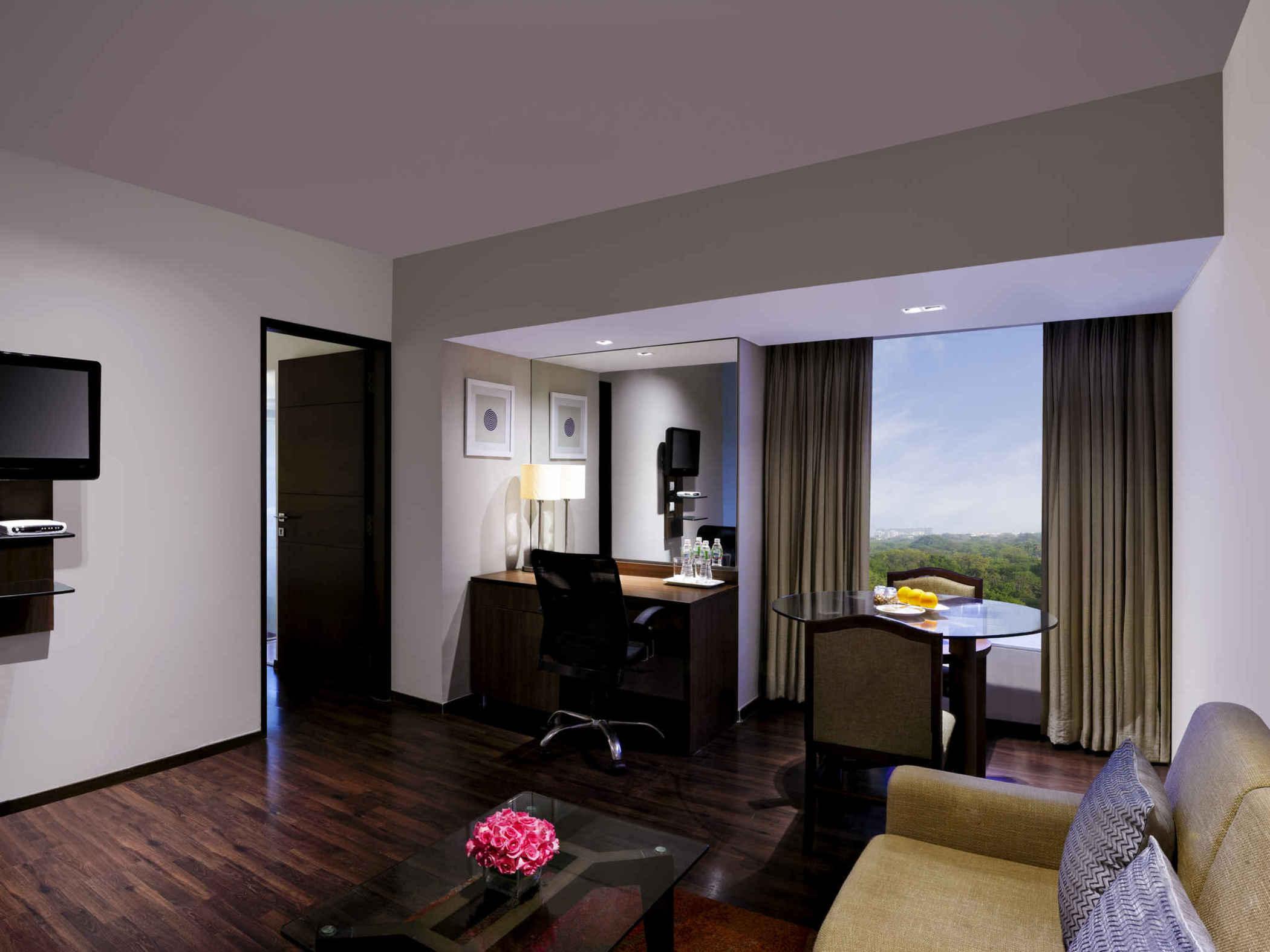 Grand Mercure Vadodara Surya Palace Екстериор снимка