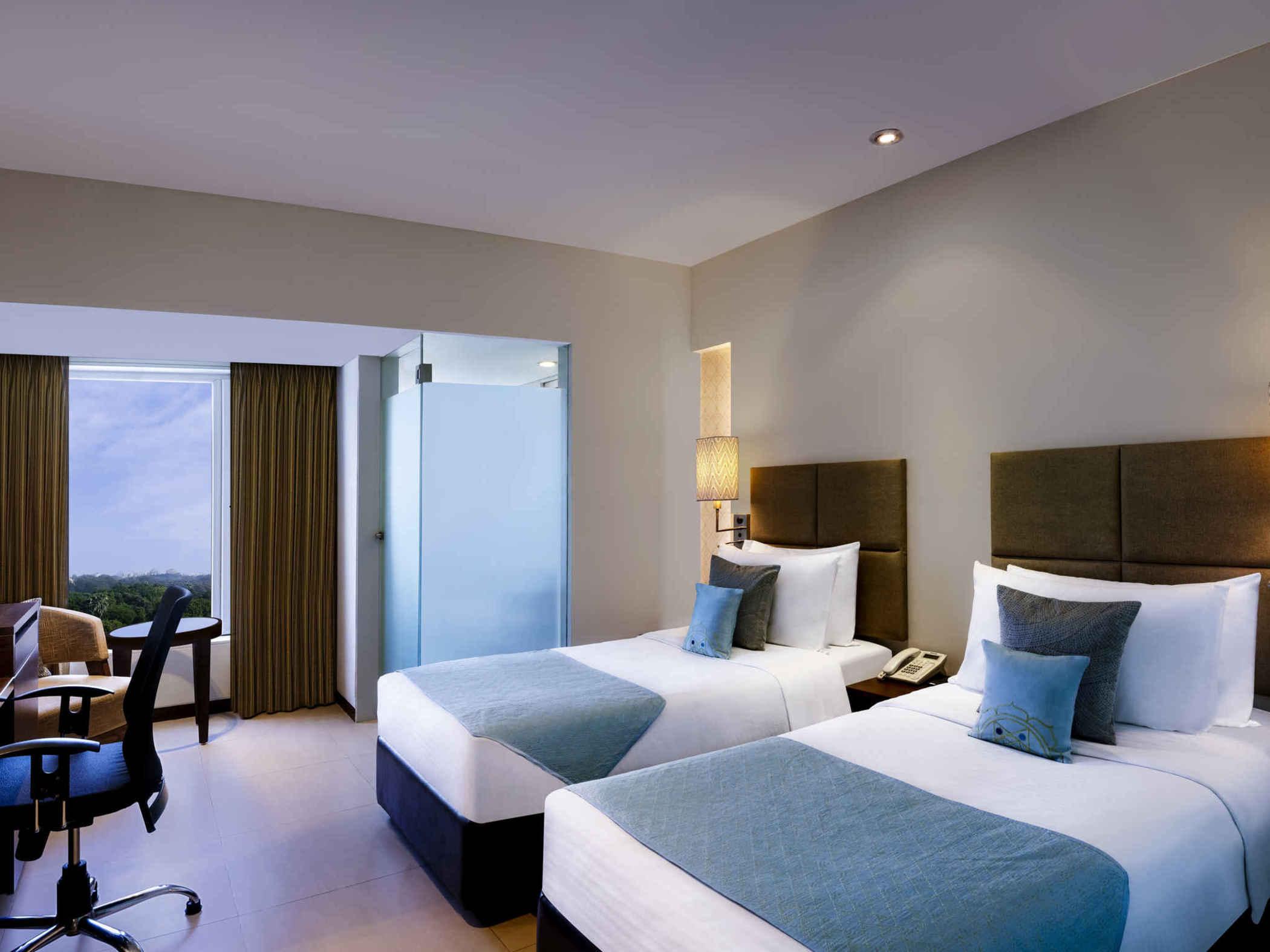 Grand Mercure Vadodara Surya Palace Екстериор снимка