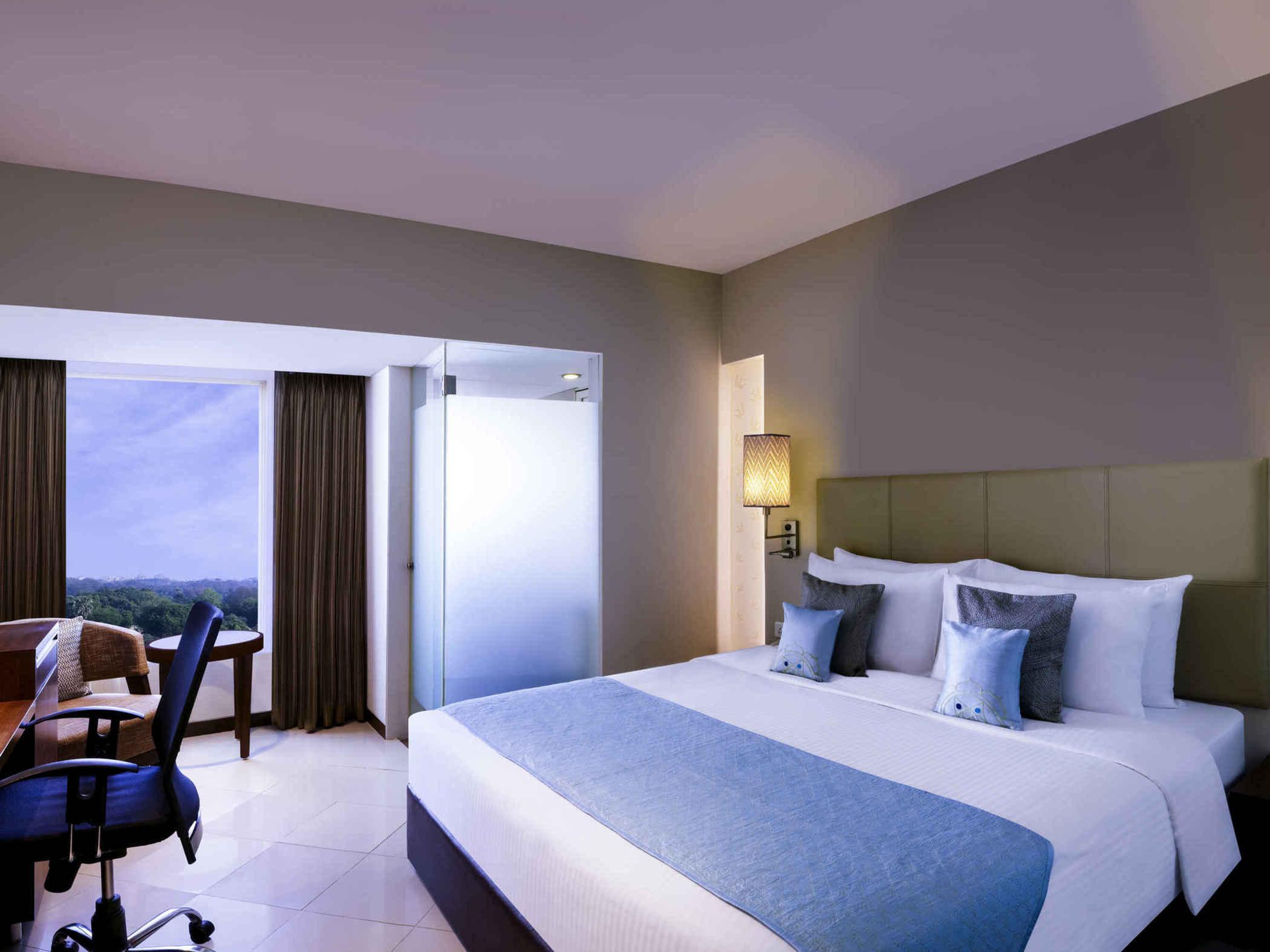 Grand Mercure Vadodara Surya Palace Екстериор снимка
