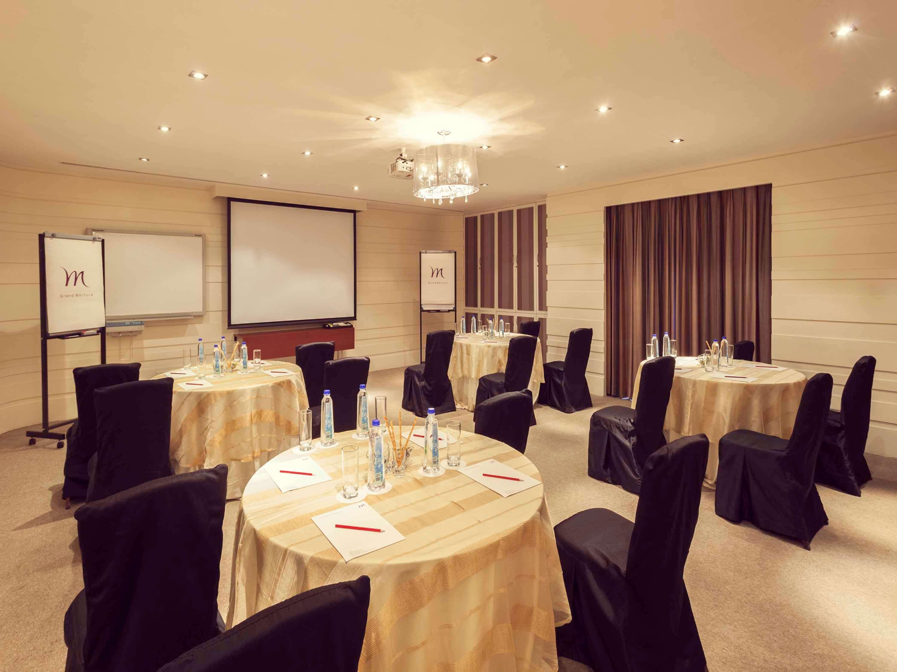 Grand Mercure Vadodara Surya Palace Екстериор снимка