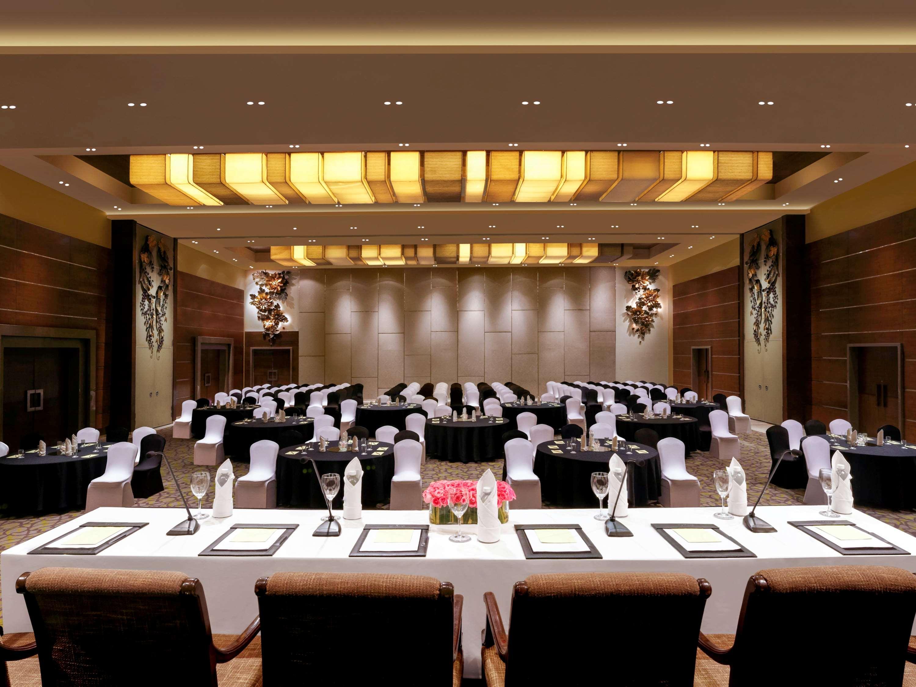 Grand Mercure Vadodara Surya Palace Екстериор снимка