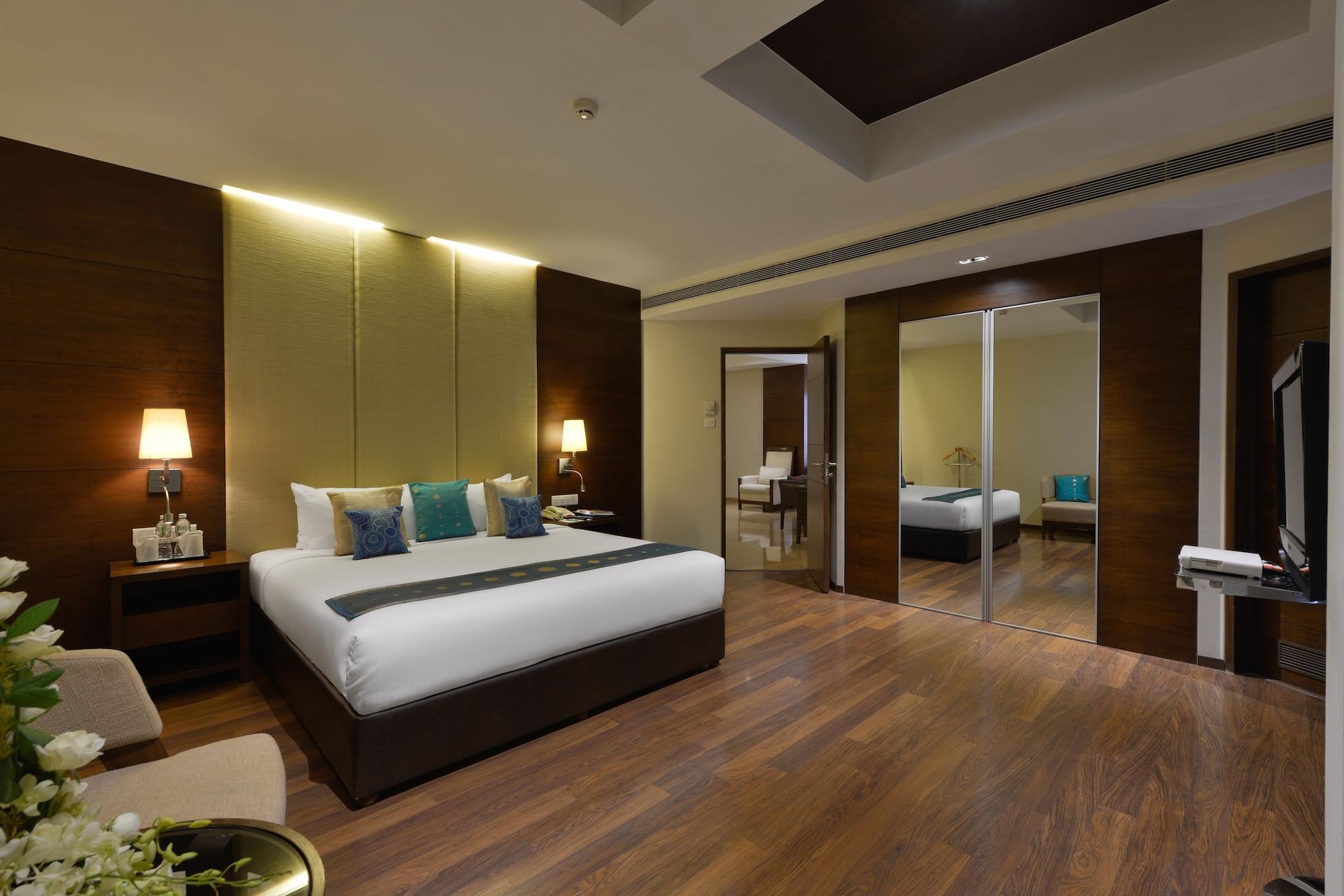 Grand Mercure Vadodara Surya Palace Екстериор снимка