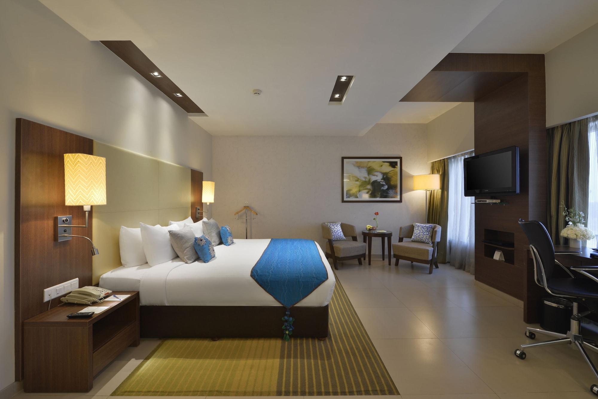 Grand Mercure Vadodara Surya Palace Екстериор снимка