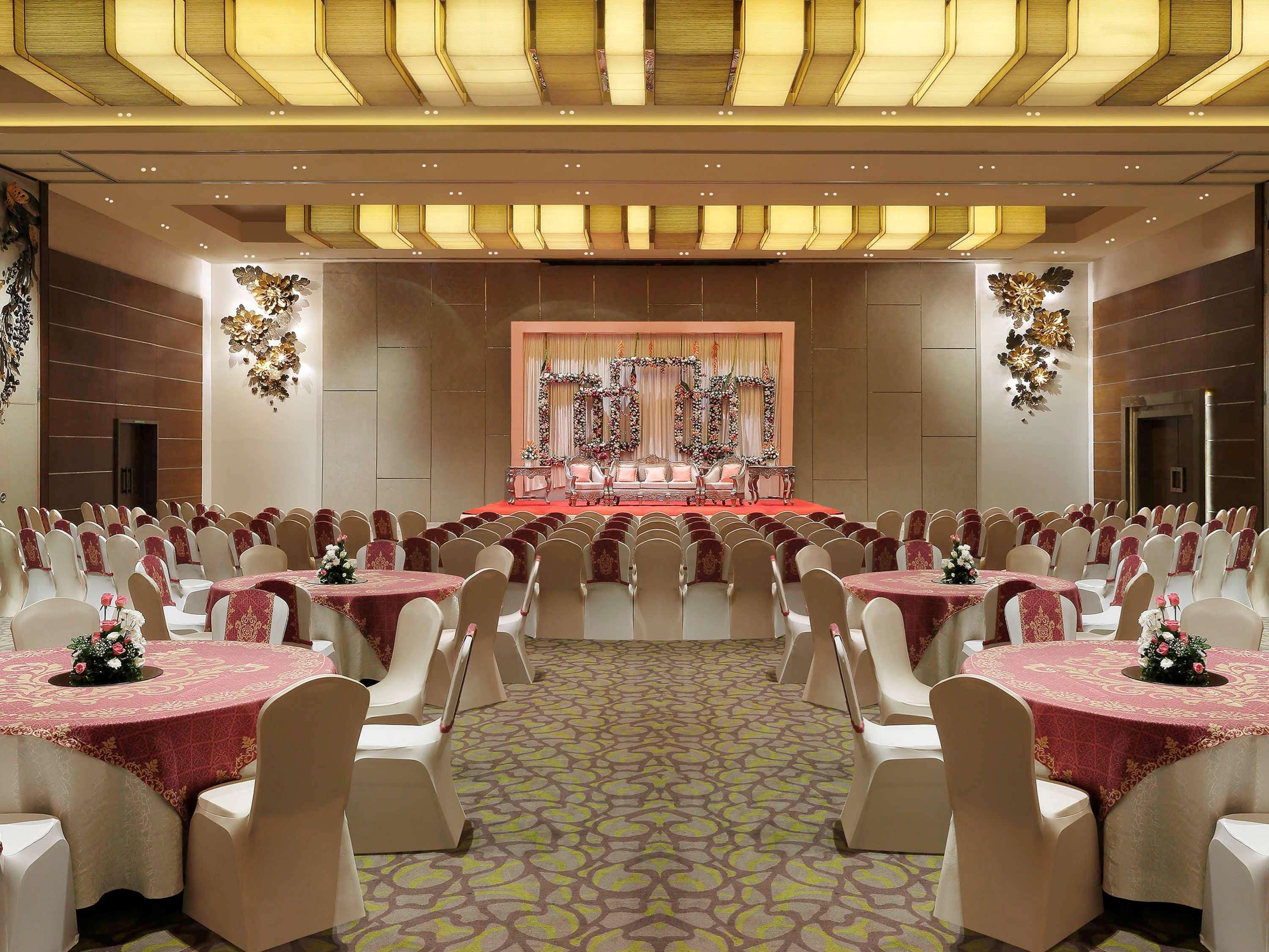 Grand Mercure Vadodara Surya Palace Екстериор снимка
