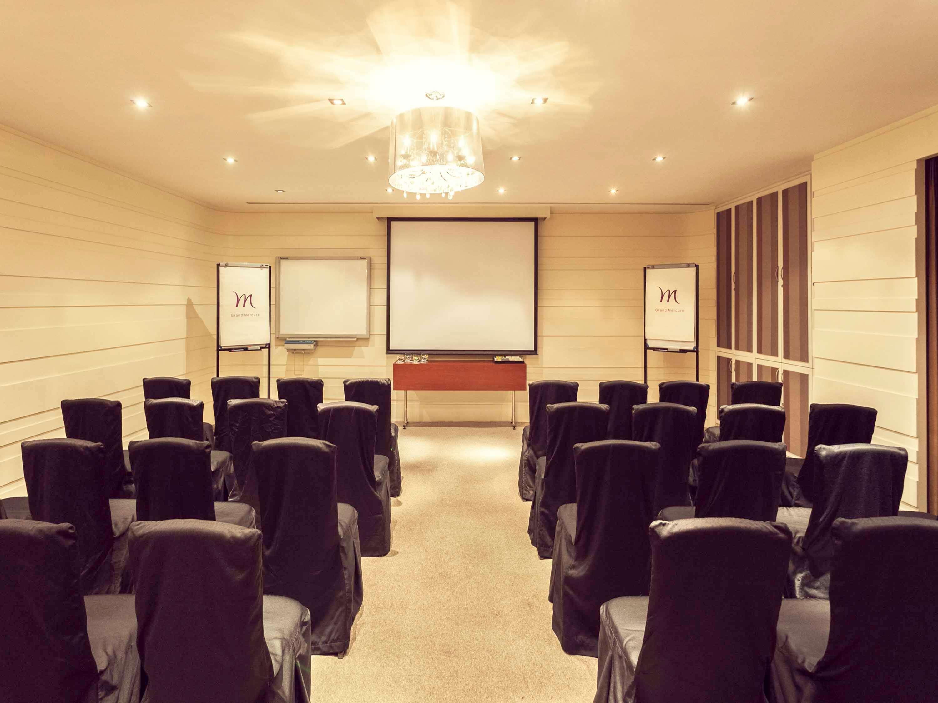 Grand Mercure Vadodara Surya Palace Екстериор снимка