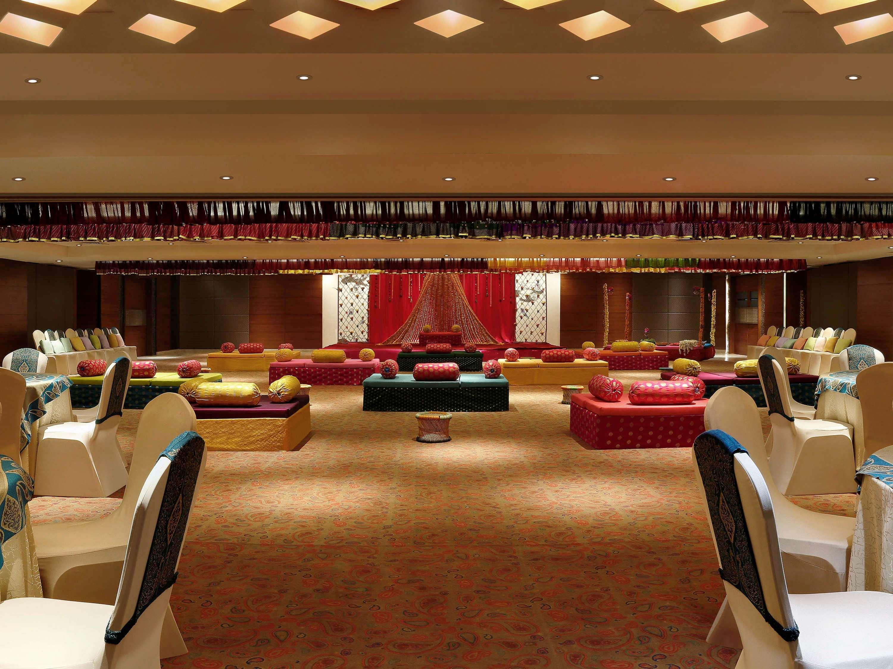 Grand Mercure Vadodara Surya Palace Екстериор снимка