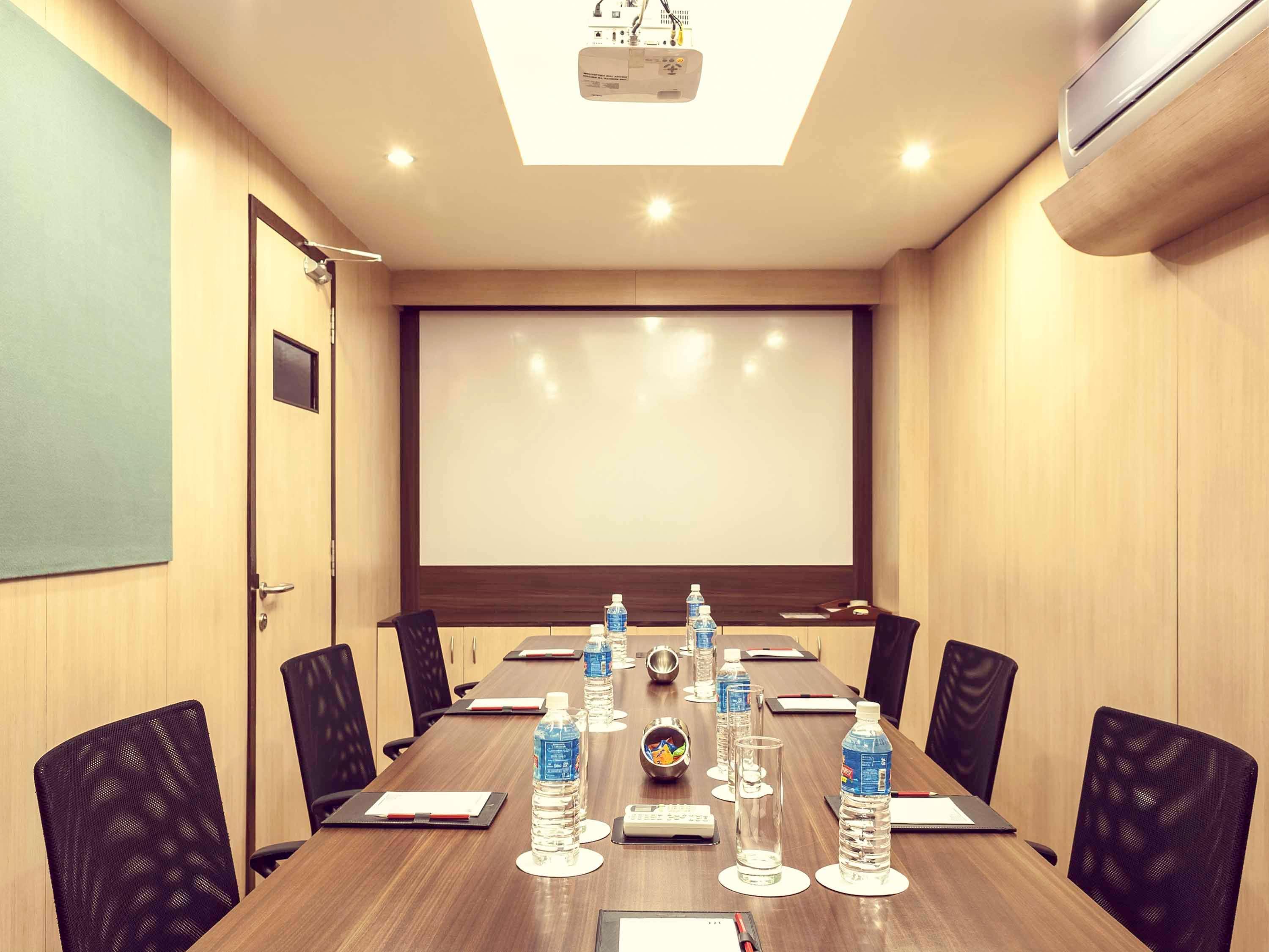 Grand Mercure Vadodara Surya Palace Екстериор снимка