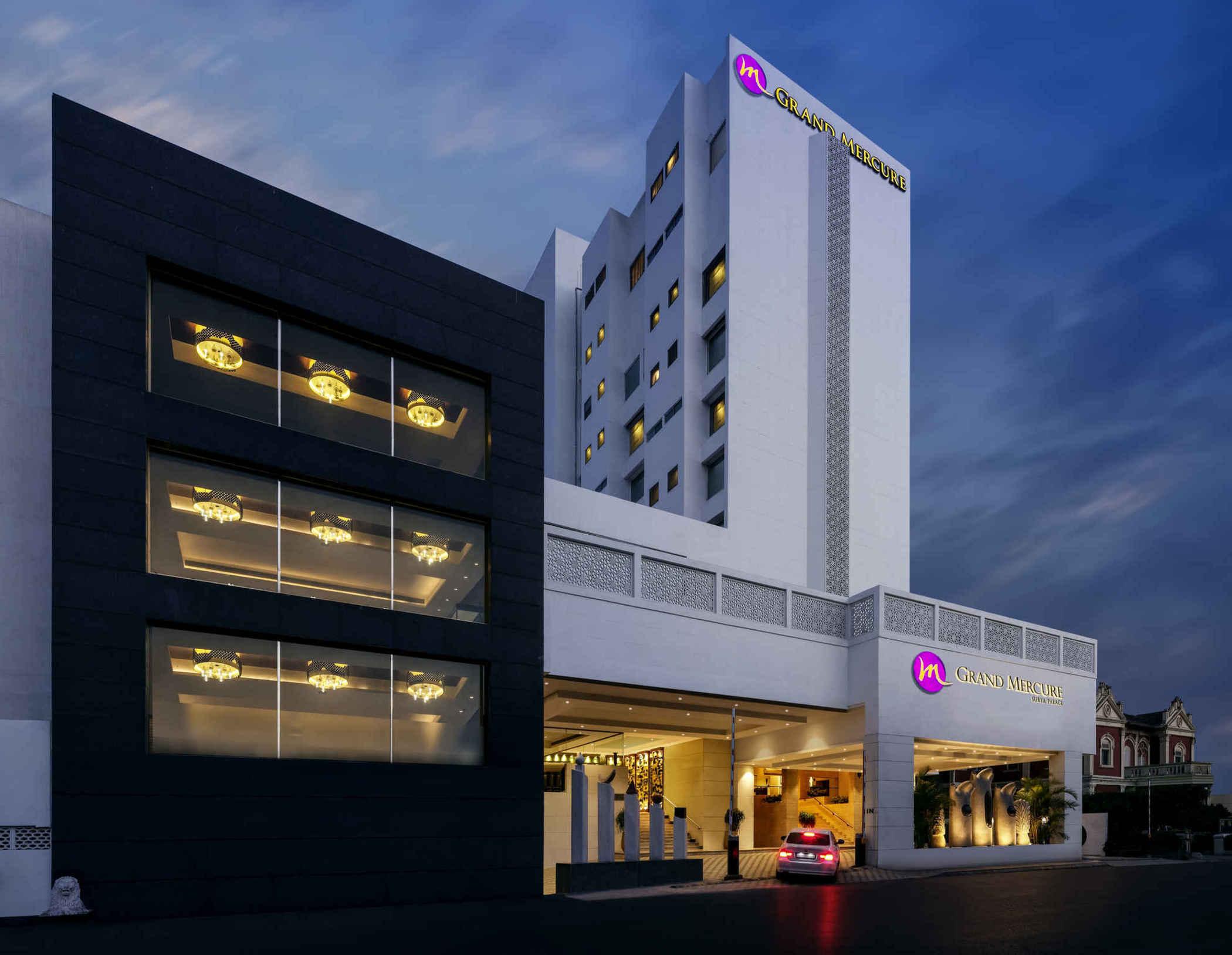 Grand Mercure Vadodara Surya Palace Екстериор снимка