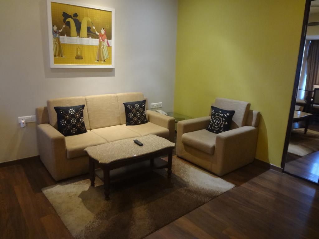 Grand Mercure Vadodara Surya Palace Екстериор снимка
