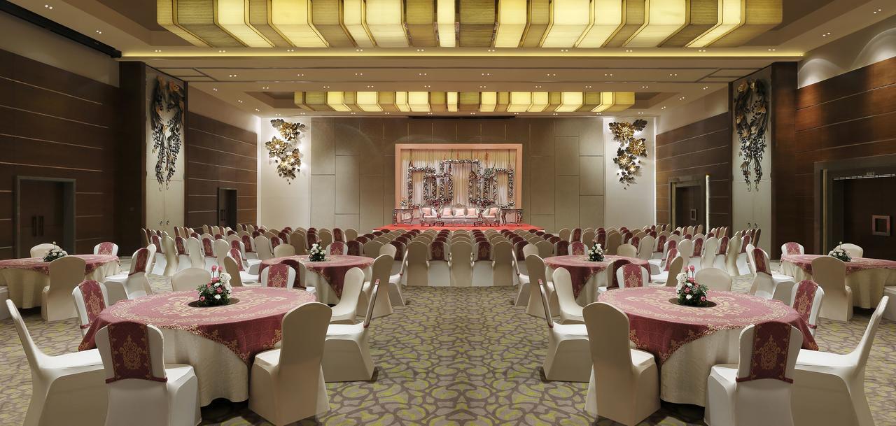 Grand Mercure Vadodara Surya Palace Екстериор снимка