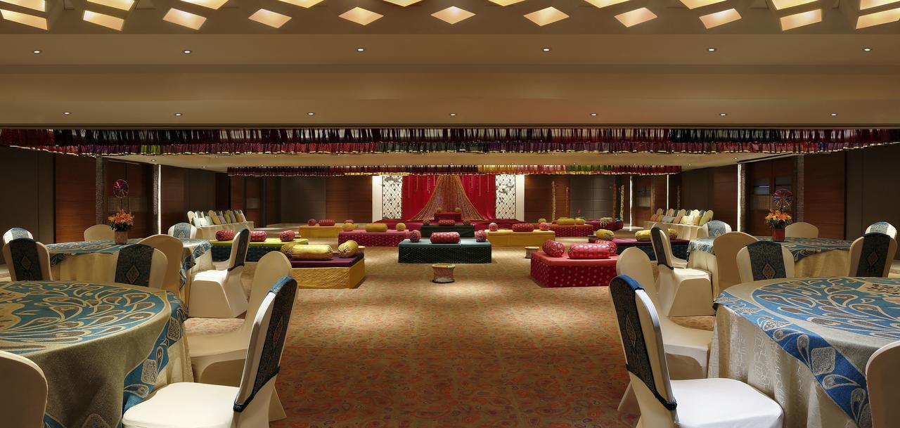 Grand Mercure Vadodara Surya Palace Екстериор снимка