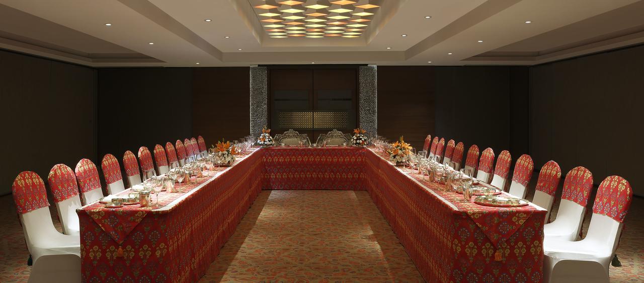 Grand Mercure Vadodara Surya Palace Екстериор снимка