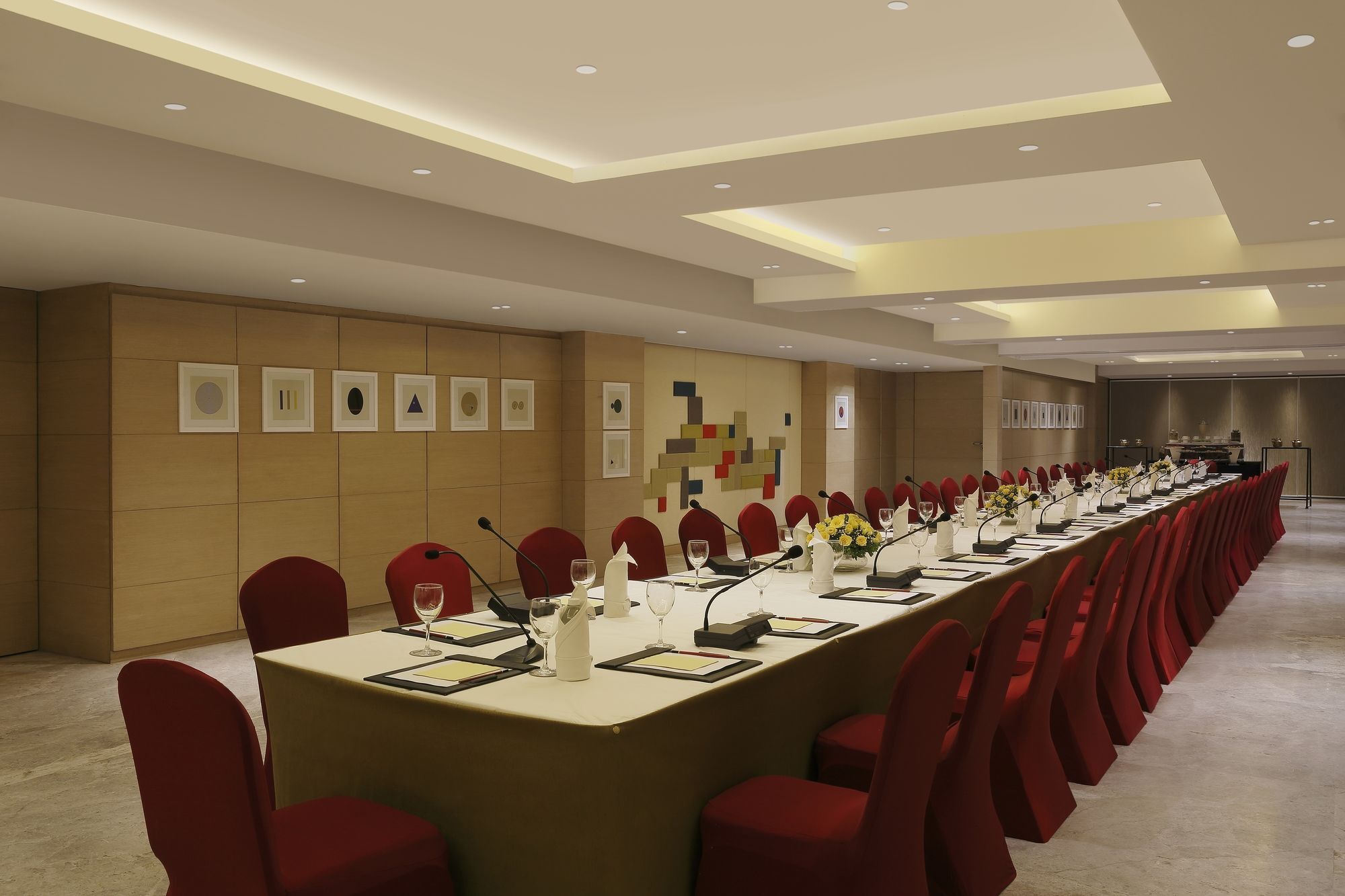 Grand Mercure Vadodara Surya Palace Екстериор снимка