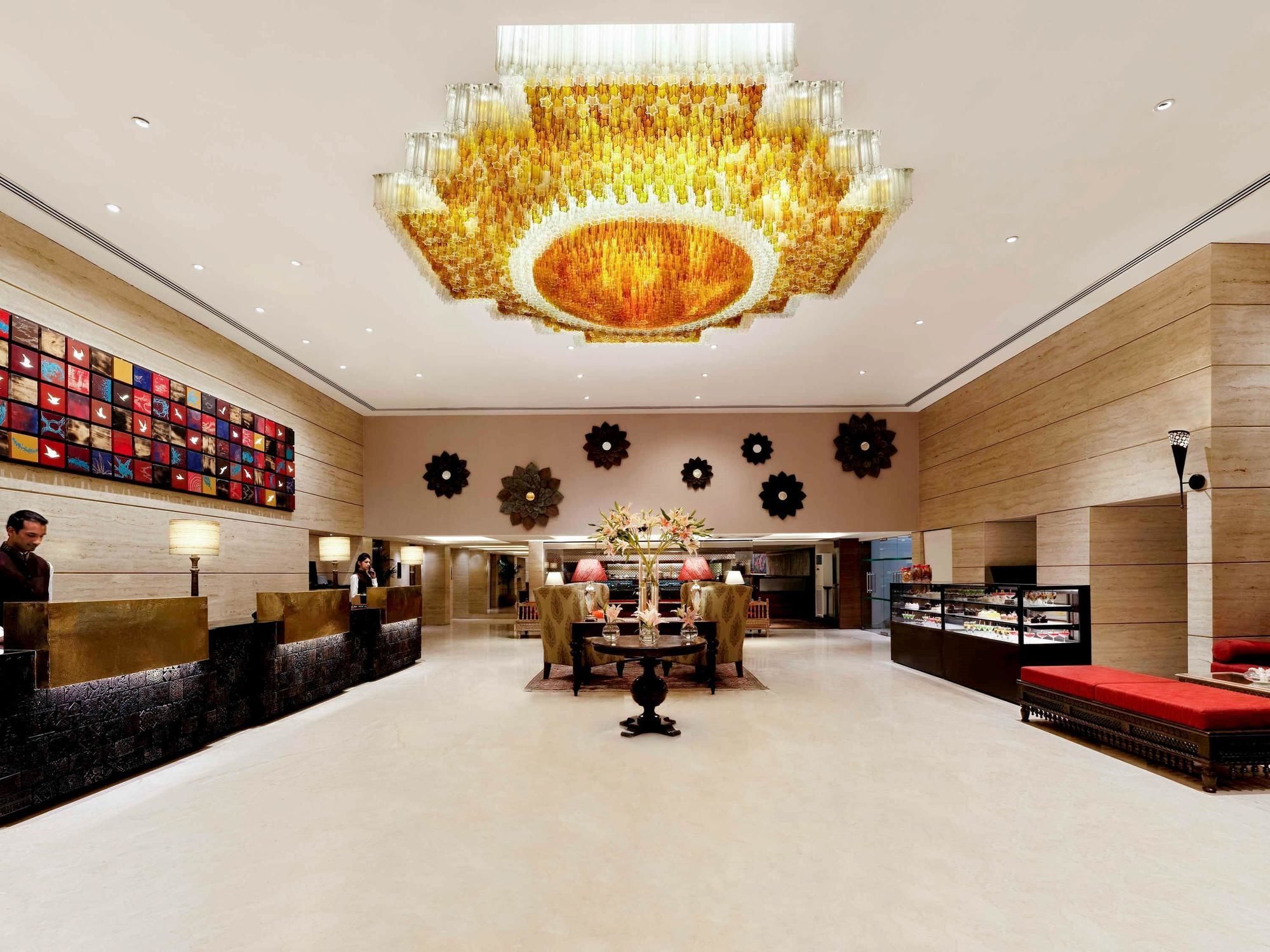 Grand Mercure Vadodara Surya Palace Екстериор снимка